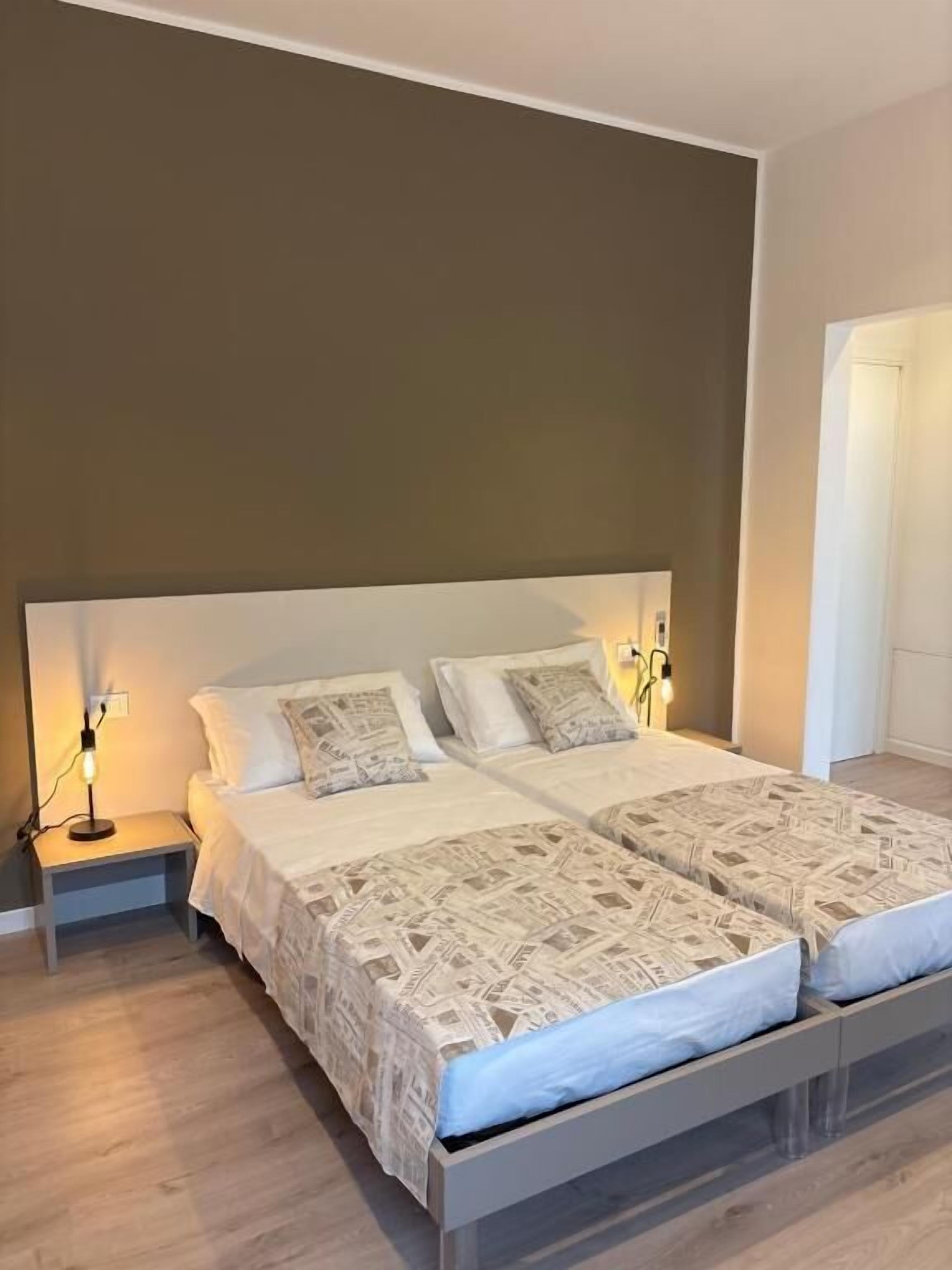 Habitación Deluxe con 1 cama matrimonial o 2 individuales | Escritorio, espacio para trabajar con laptop y cortinas blackout 