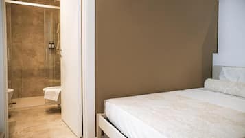 Deluxe-Einzelzimmer, Blick auf den Innenhof | Schreibtisch, laptopgeeigneter Arbeitsplatz, Verdunkelungsvorhänge