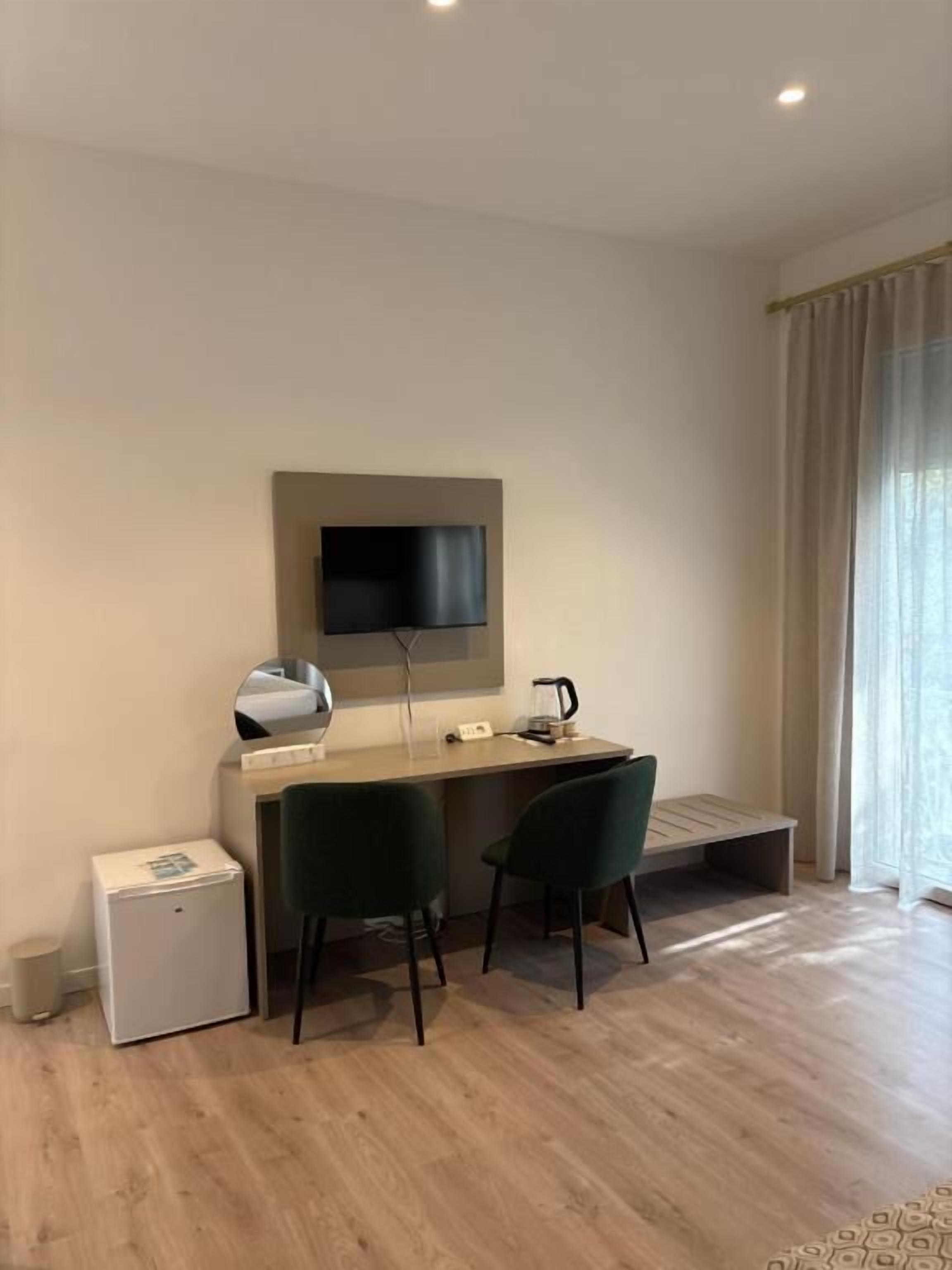 Deluxe-Doppelzimmer, Balkon, Stadtblick | Schreibtisch, laptopgeeigneter Arbeitsplatz, Verdunkelungsvorhänge