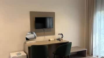 Deluxe-Doppelzimmer, Balkon, Stadtblick | Schreibtisch, laptopgeeigneter Arbeitsplatz, Verdunkelungsvorhänge