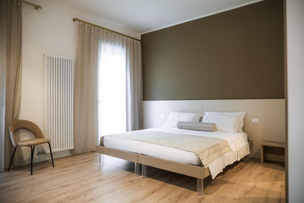 Habitación doble Deluxe, balcón, vista a la ciudad | Escritorio, espacio para trabajar con laptop y cortinas blackout 