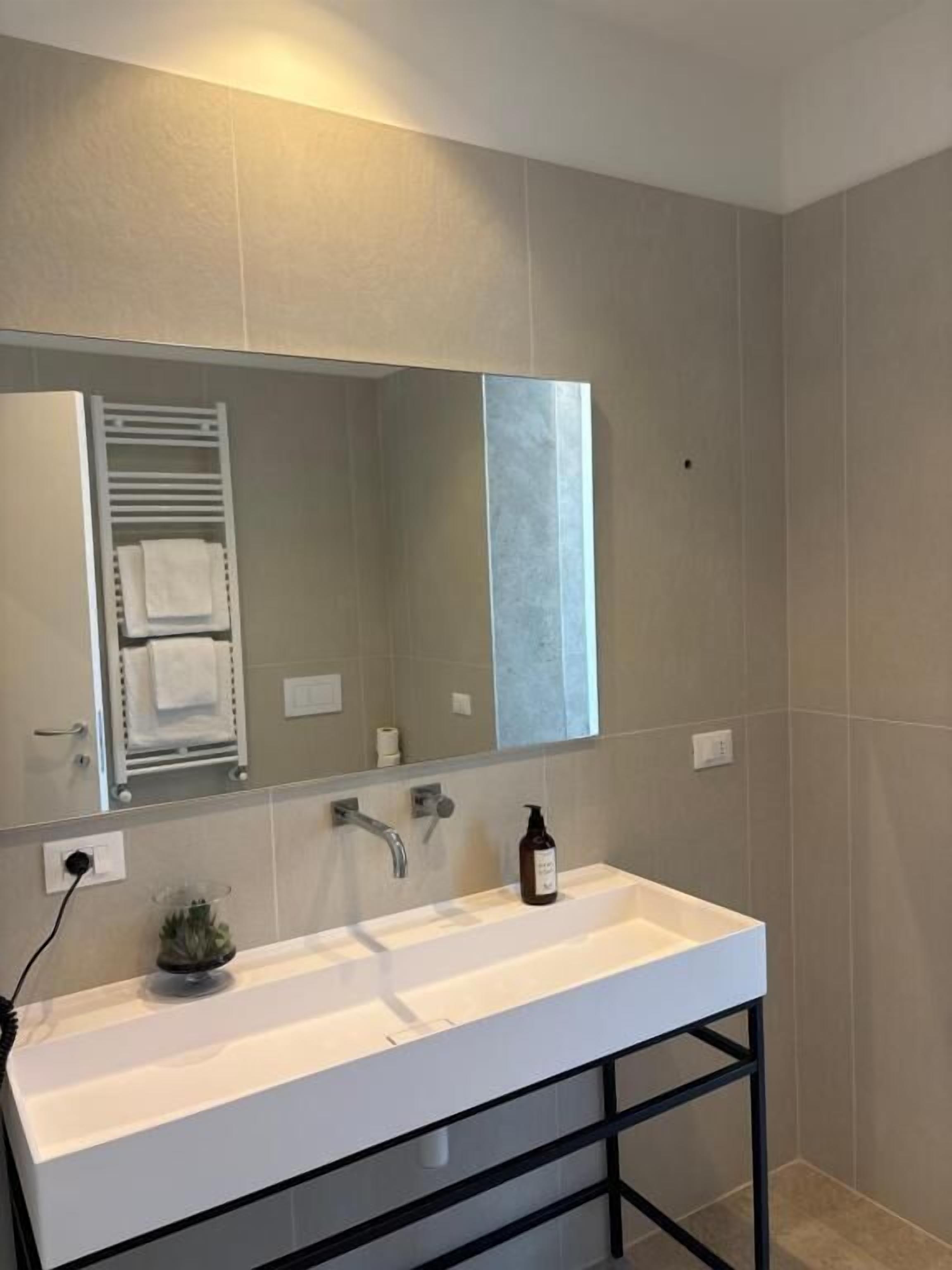 Habitación doble superior, vista al jardín | Escritorio, espacio para trabajar con laptop y cortinas blackout 