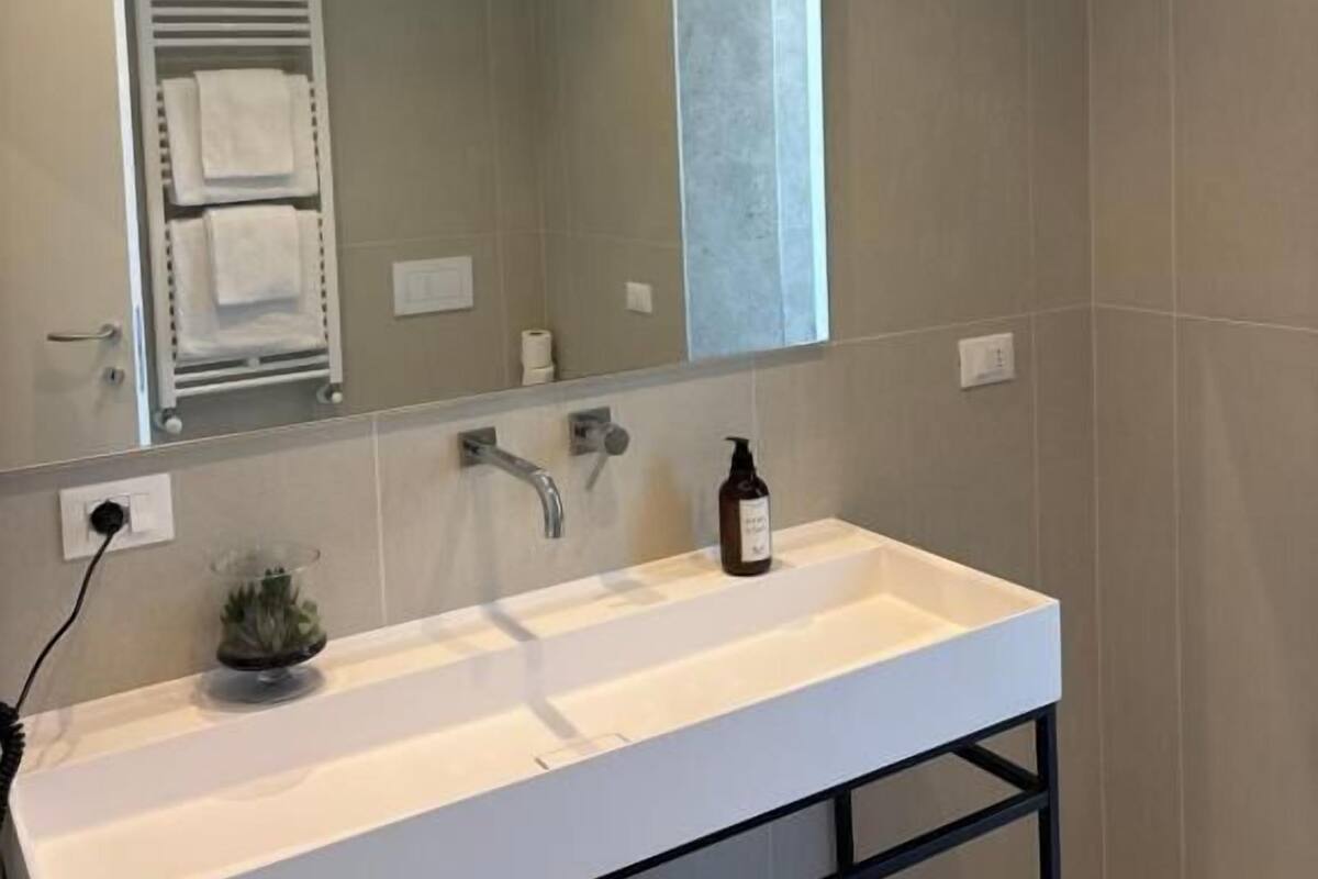 Habitación doble superior, vista al jardín | Escritorio, espacio para trabajar con laptop y cortinas blackout