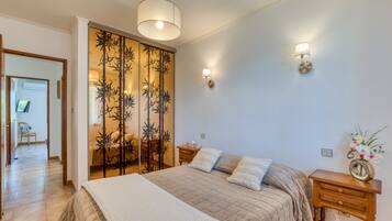 3 bedrooms, iron/ironing board, bed sheets
