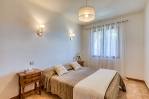 3 bedrooms, iron/ironing board, bed sheets - Gîtes Beau Soleil Agde: Private Terrace, Garden, and Air Conditioning (Agde)