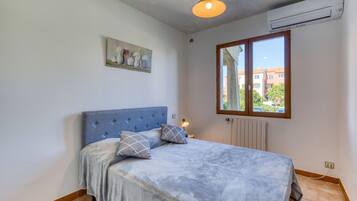 3 slaapkamers, een strijkplank/strijkijzer, beddengoed