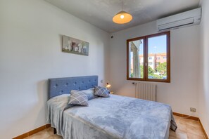 3 slaapkamers, een strijkplank/strijkijzer, beddengoed