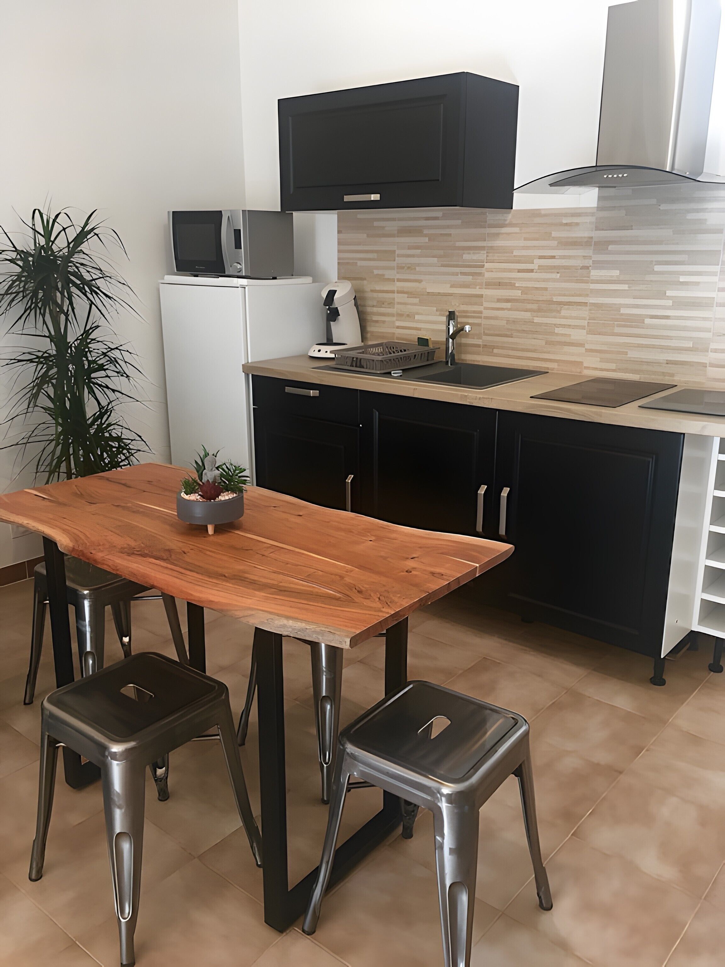 Kühlschrank, Mikrowelle, Herdplatte, Wasserkocher mit Kaffee-/Teezubehör