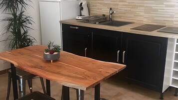 Kühlschrank, Mikrowelle, Herdplatte, Wasserkocher mit Kaffee-/Teezubehör