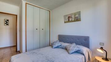 3 bedrooms, iron/ironing board, bed sheets