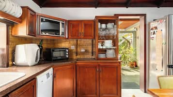 Casa, vista al jardín | Cocina privada