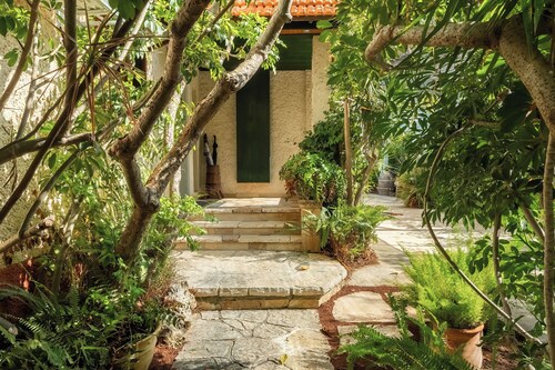 Relax in a Garden Oasis by Sea N' Rent