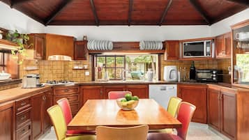 Casa, vista al jardín | Cocina privada