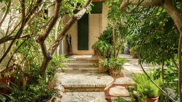 Studio, Garden View | Interior