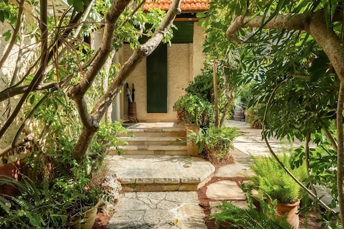 Relax in a Garden Oasis by Sea N' Rent