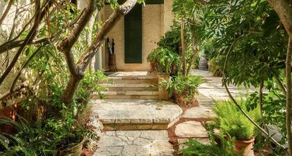 Relax in a Garden Oasis by Sea N' Rent