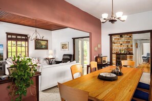 Casa, vista para o jardim | Opções para refeição no quarto