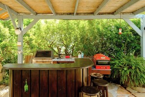 BBQ/picnic area - Relax in a Garden Oasis by Sea N' Rent (Nahariya)