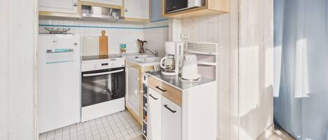 Réfrigérateur, micro-ondes, four, cafetiÚre/bouilloire