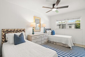 3 habitaciones, tabla de planchar con plancha, wifi y ropa de cama 