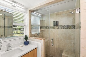 Secadora de cabello, toallas, jabón, papel de baño 