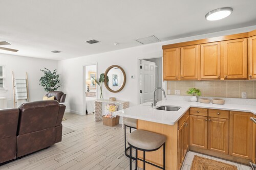 3-bedroom 2 full baths mnts to  the Beach