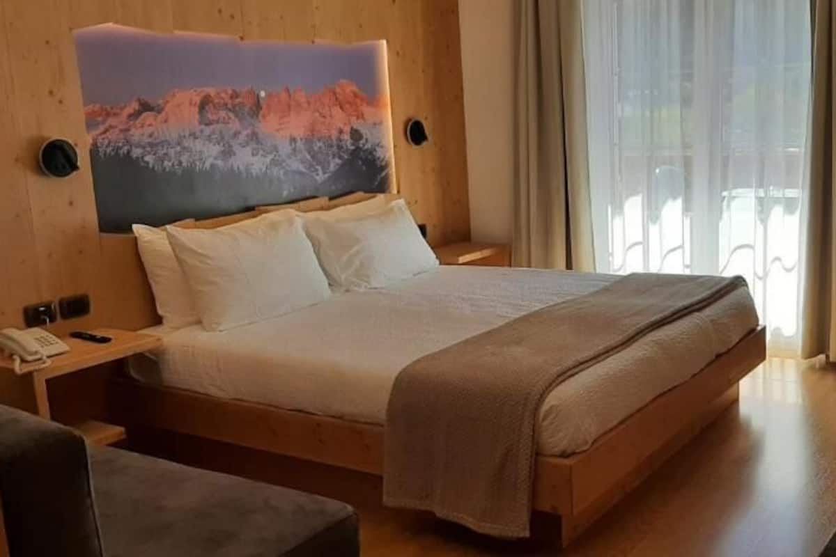 In-room safe, desk, laptop workspace, free WiFi