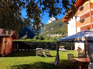 Outdoor dining - Hotel Garnì Arnica (Molveno)