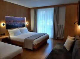 Dolomiti | 客房内保险箱、办公桌、免费 WiFi、床单