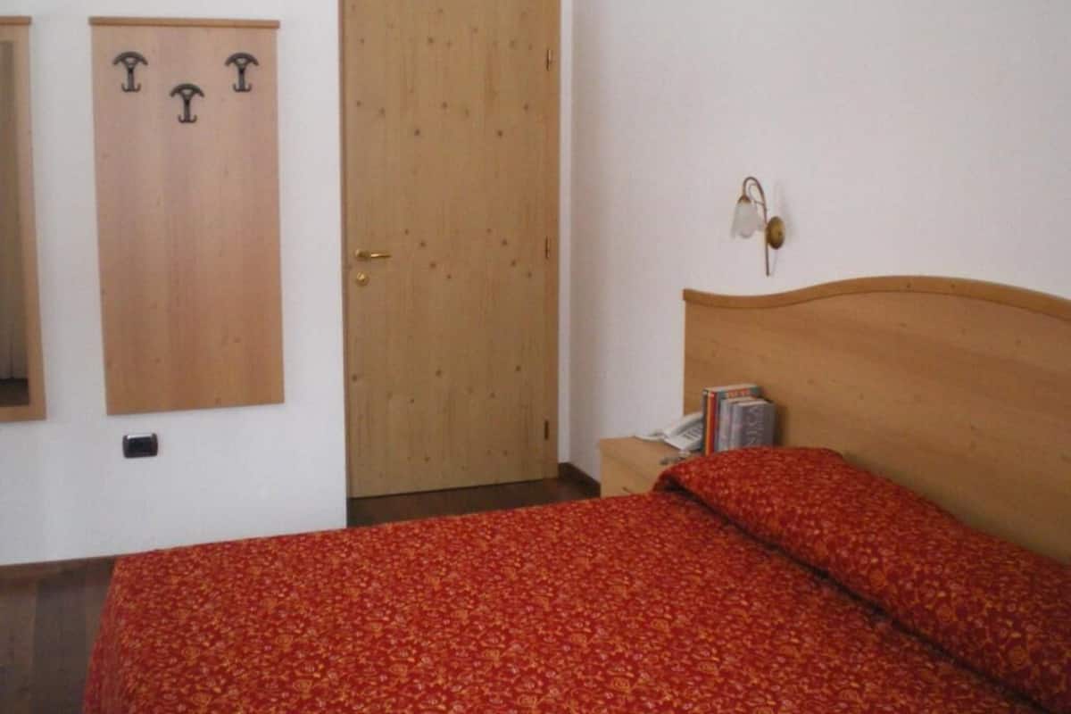 In-room safe, desk, laptop workspace, free WiFi