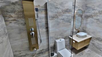 Deluxe dubbelrum - balkong - havsutsikt | Badrum | Dusch, gratis toalettartiklar, handdukar och tvål