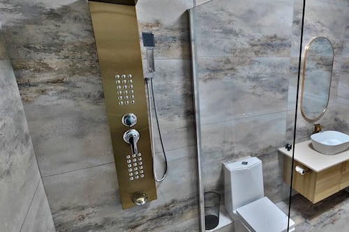 Chambre Double Luxe, balcon, vue mer | Salle de bain | Douche, articles de toilette gratuits, chaussons, serviettes fournies