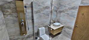 Deluxe-dobbeltværelse - balkon - havudsigt | Badeværelse | Bruser, gratis toiletartikler, håndklæder, Sæbe