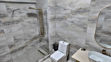 Deluxe dubbelrum - balkong - havsutsikt | Badrum | Dusch, gratis toalettartiklar, handdukar och tvål