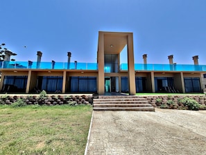 Front of property - WAVES ocean front (Desainager)