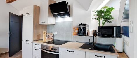 Kjøleskap, mikrobølgeovn, ovn og kokeplater