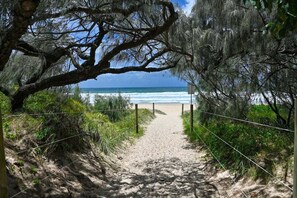 Beach - Beachfront 1BR + Loft. Bliss. Surf-Café-Escape (Sunshine Coast)