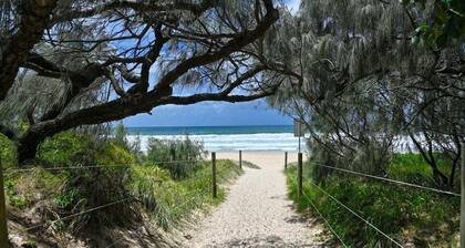 Beachfront 1BR + Loft. Bliss. Surf-Café-Escape