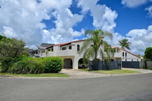 Exterior - Beachfront 1BR + Loft. Bliss. Surf-Café-Escape (Sunshine Coast)