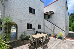 Outdoor dining - Beachfront 1BR + Loft. Bliss. Surf-Café-Escape (Sunshine Coast)