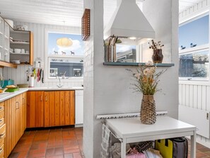 Frigorifero, microonde, lavastoviglie, pentole/stoviglie/utensili