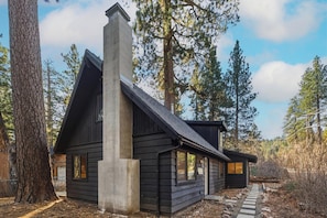 Exterior - PET FRIENDLY 🐾! Foosball! Two Living Rooms! Modern Living! (Big Bear Lake)