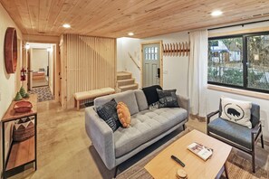 TV, fireplace, table football - PET FRIENDLY 🐾! Foosball! Two Living Rooms! Modern Living! (Big Bear Lake)
