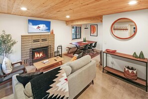 TV, fireplace, table football - PET FRIENDLY 🐾! Foosball! Two Living Rooms! Modern Living! (Big Bear Lake)
