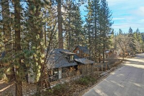 Exterior - PET FRIENDLY 🐾! Foosball! Two Living Rooms! Modern Living! (Big Bear Lake)