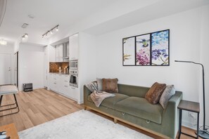 Deluxe Apartment, City View | Living area