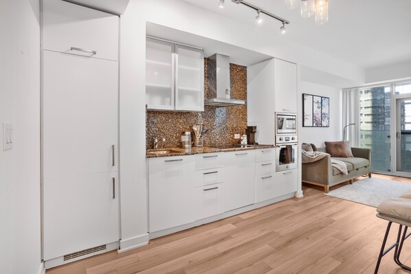 Deluxe Apartment, City View | Private kitchen | Full-size fridge, microwave, oven, stovetop - NXT 12 YORK (Toronto)