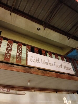 تفاصيل الفندق من الخارج