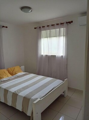 Iron/ironing board, bed sheets - 58m² villa on the hill of Les Abymes (Les Abymes)