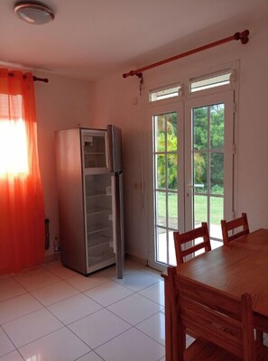 Dining - 58m² villa on the hill of Les Abymes (Les Abymes)